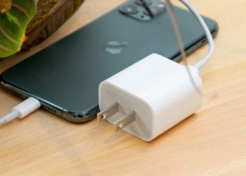 Có nên sạc iPhone bằng củ sạc Samsung?