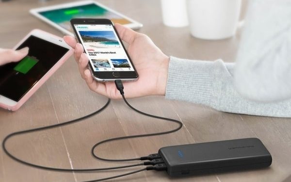 Vừa sạc dự phòng vừa dùng điện thoại có sao không